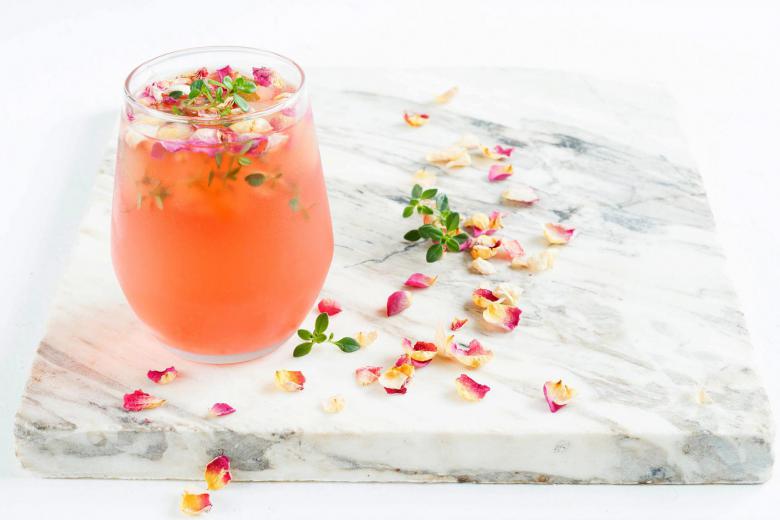 Iced tea met rozenblaadjes