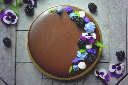 Cokoa patisserie met eetbare bloemen